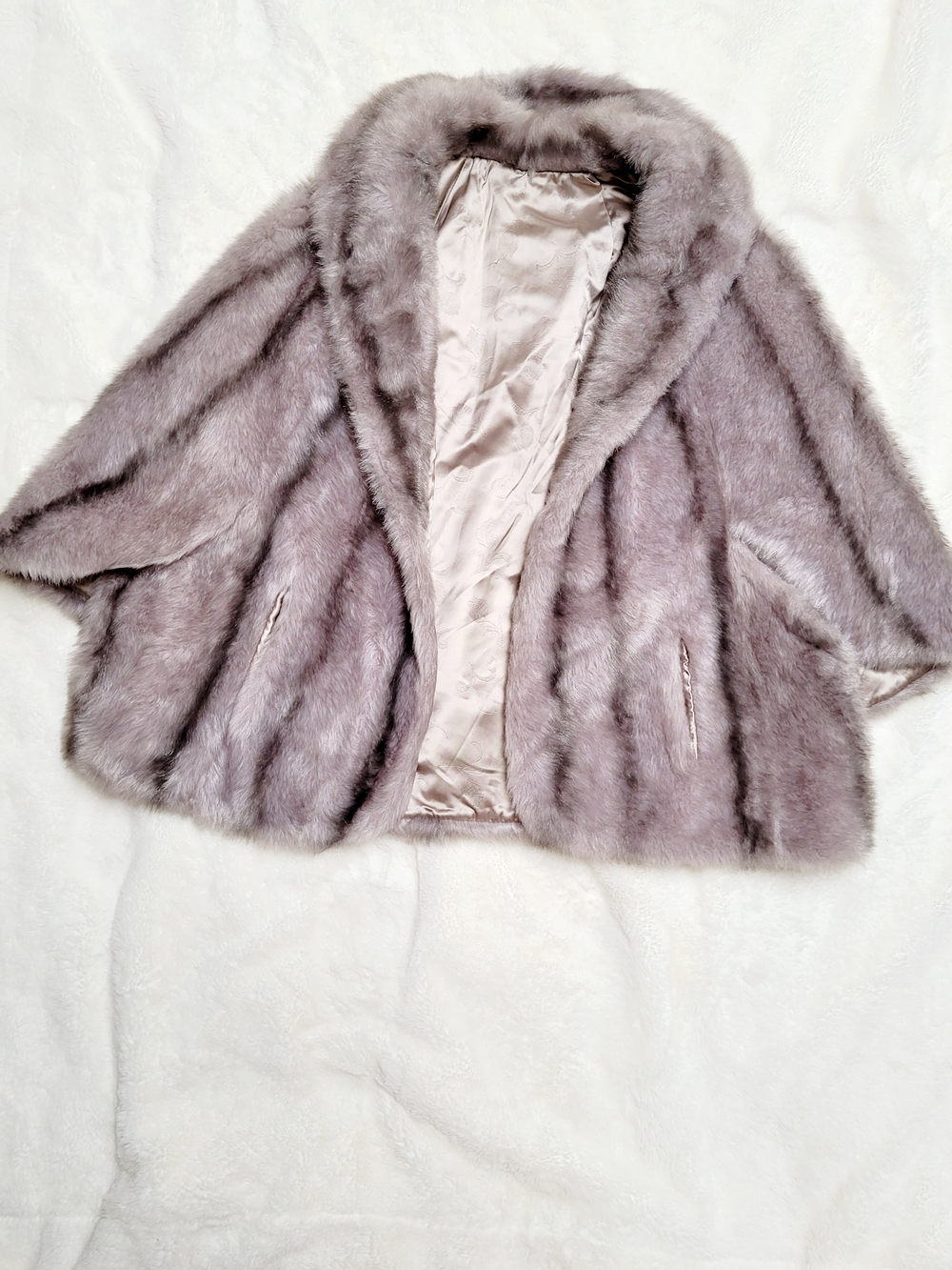 Vintage Luxurious Grey Faux Fur Short Cape- Elegant Women's Jacket - Picture 3 of 7